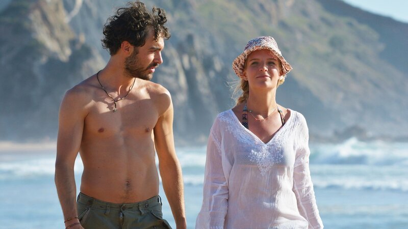 Liebe auf den ersten Blick: Giovanni Funiati als Miguel Silva, Bea Brocks als Dr. Julia Bergmann – Bild: SRF/​ZDF/​Pierre Guibert