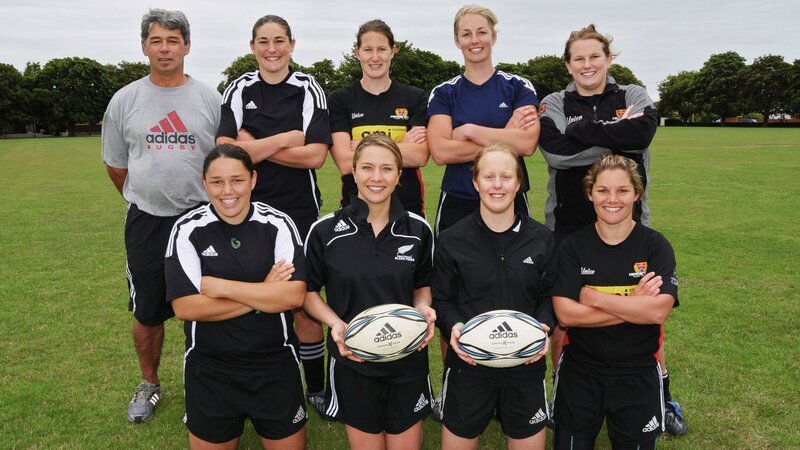 Wasiliki Goutziomitros (2.v.l. vorne) mit Rugby-Mannschaft. – Bild: 3sat