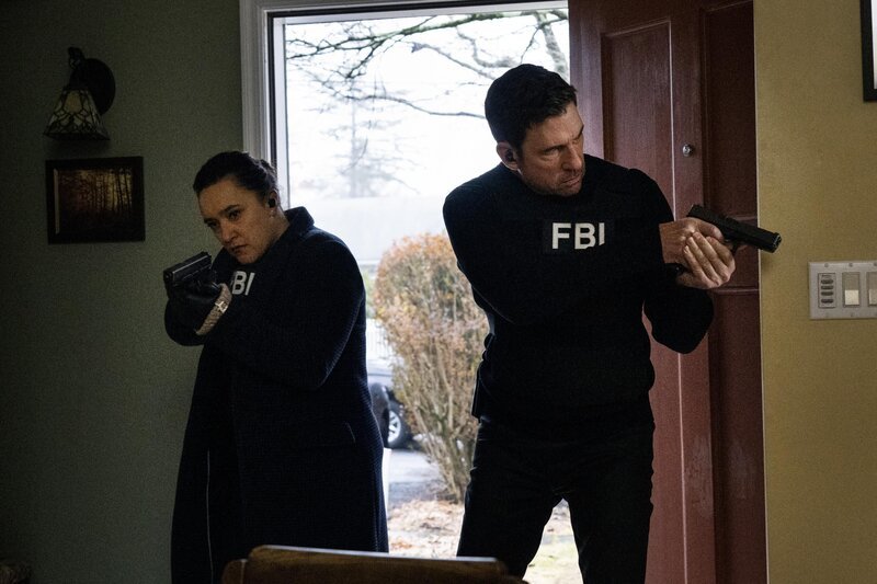 Hana Gibson (Keisha Castle-Hughes, l.); Remy Scott (Dylan McDermott, r.) – Bild: CBS Broadcasting, Inc. /​ Mark Schafer