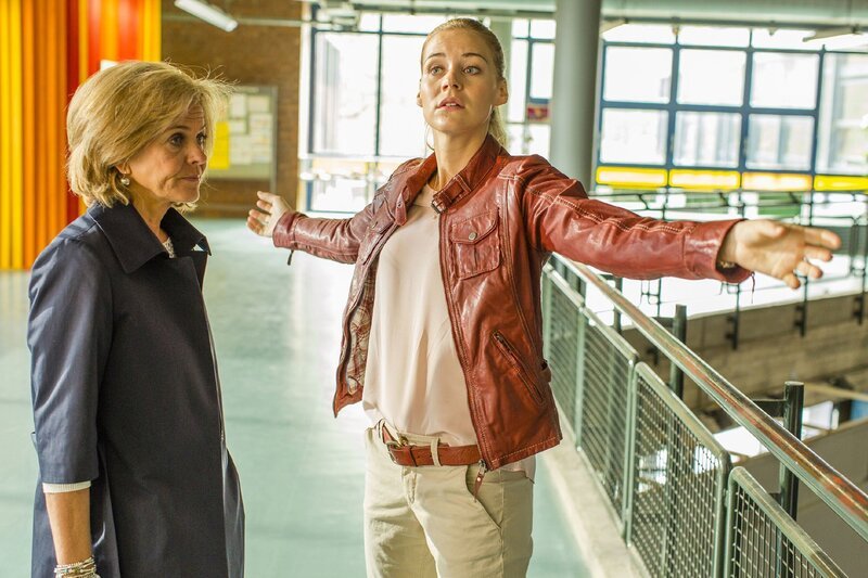 Karin Noskes (Jessica Ginkel, r.) Mutter Charlotte (Andrea L’Arronge) stattet ihrer Tochter einen Besuch in der Schule ab. Karin sagt ihr, dass sie sich hier zu Hause fühlt, was ihre Mutter gar nicht verstehen kann. Ihre vorherige Anstellung am Elite-Internat war doch viel angemessener. – Bild: MG RTL D /​ Frank Dicks