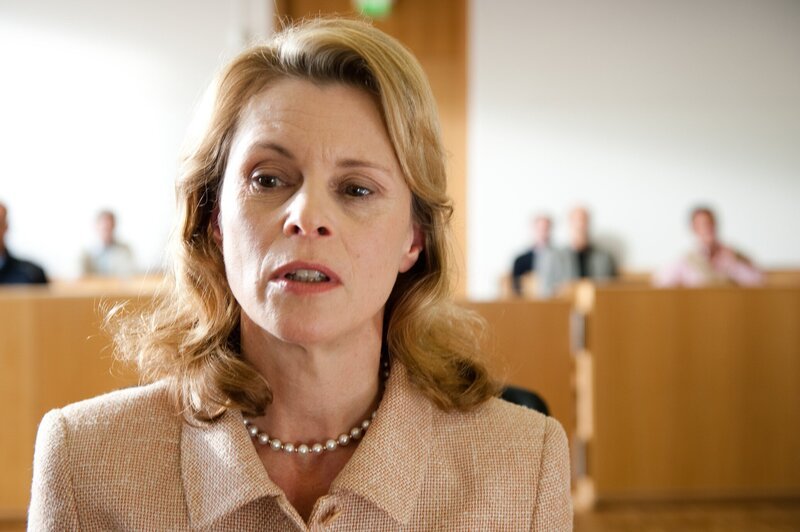 Nina (Leslie Malton) war früher selbst Ärztin und musste ihre Approbation nach einer anonymen Anzeige wegen Medikamentenmissbrauchs abgeben. Dank ihres Bruders findet sie eine Stelle als Krankenschwester. Doch heißt das auch, dass sie seine Fehler decken muss? – Bild: SAT.1 /​ Maria Krumwiede