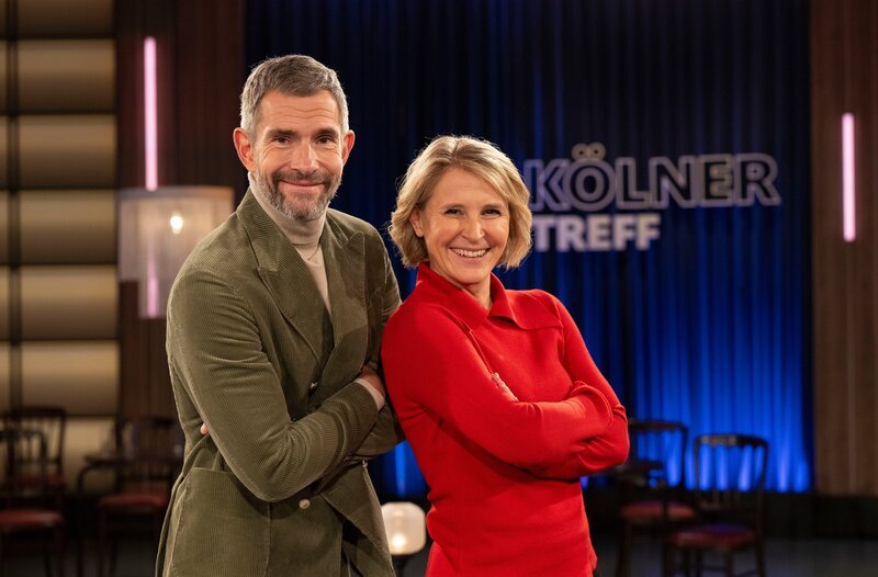 Micky Beisenherz (r) und Susan Link (l) moderieren die Sendung. – Bild: WDR/​Melanie Grande