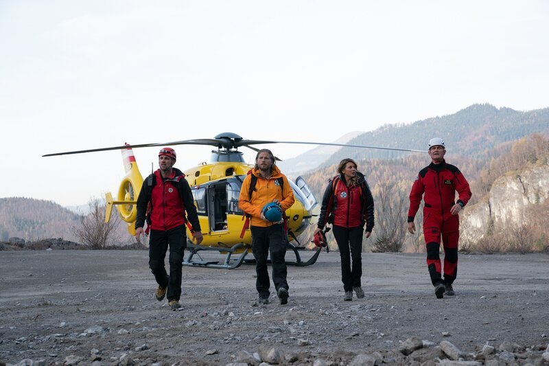 Zusammen machen sich die Bergretter Markus (Sebastian Ströbel, 2 v. l.), Simon (Ferdinand Seebacher, l.), Katharina (Luise Bähr, 2. v. r.) und Michi (Robert Lohr, r.) auf die Suche nach den Vermissten. – Bild: ZDF und stephanie kulbach.