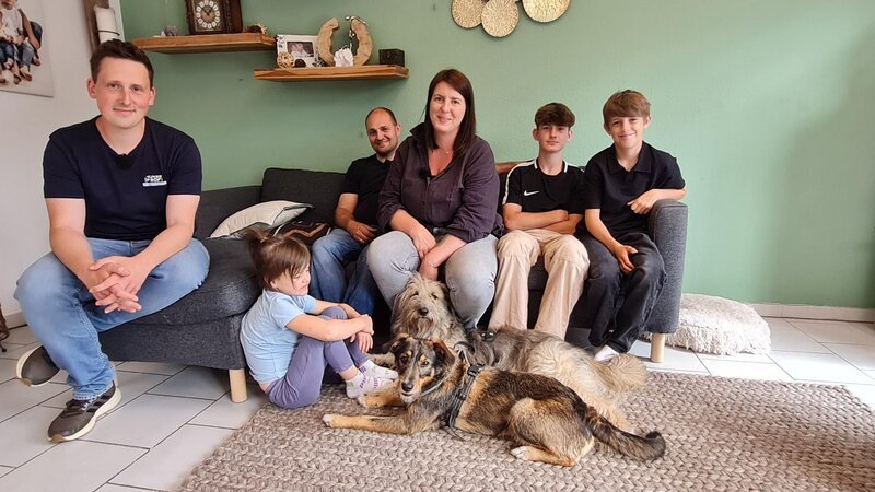 Hundetrainer Marcel Wunderlich (l.) mit Familie Moos und ihre Mischlingshündinnen Maya (vorne) und Lotte (hinten)  +++ – Bild: RTL /​ Folge 51