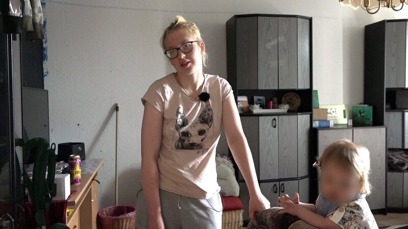 Jasmin mit Söhnchen Lennox – Bild: RTL Zwei