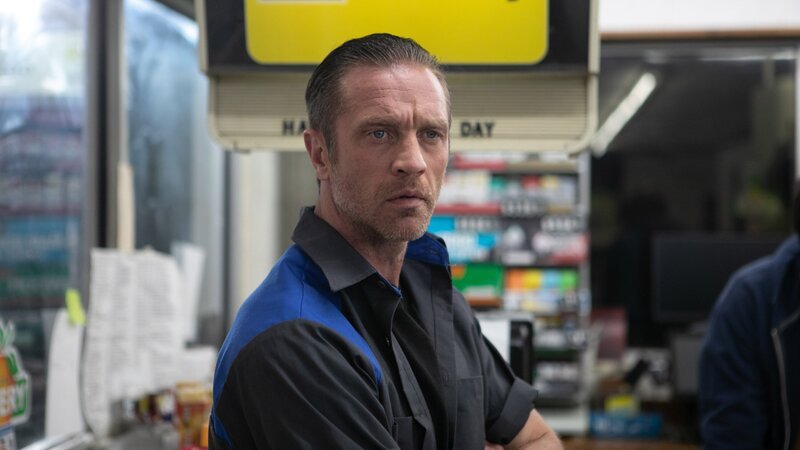 Tätowierer Jimmy, (Devon Sawa) der in den Mord an drei Hollywood-Sternchen verwickelt ist, beginnt seine eigenen Ermittlungen, um seinen Namen reinzuwaschen. – Bild: RTLZWEI