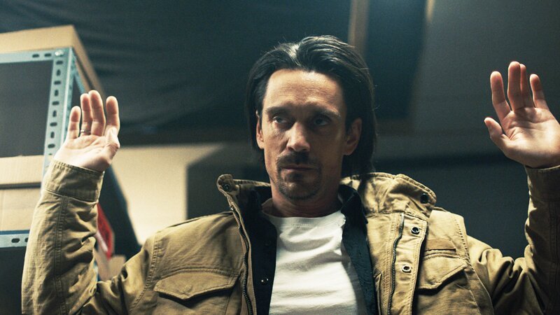 Der Eindringling Carter (Philipp Christopher) wurde erwischt, als er in der Asservatenkammer nach etwas suchte. – Bild: ZDF/​copyright: Jericho Films limited