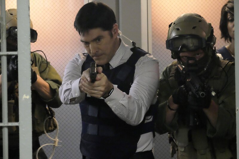 Hotch (Thomas Gibson) kann nicht glauben, dass man ihn tatsächlich verdächtigt, einen Bombenanschlag vorbereitet zu haben. Nun ist er auf die Fähigkeiten seines Teams angewiesen, um diesen Verdacht zu entkräften … – Bild: American Broadcasting Companies, Inc. /​ Darren Michaels