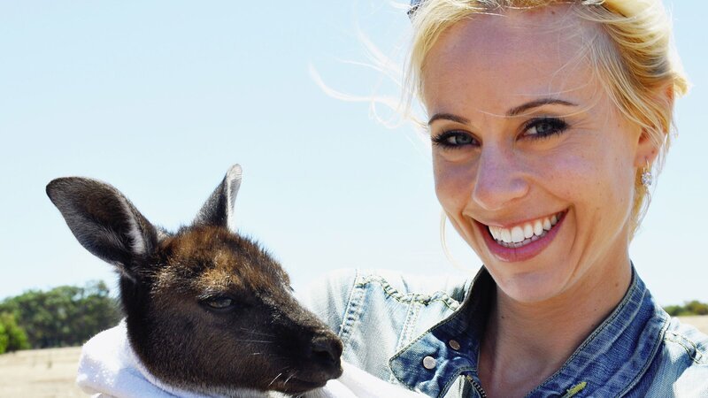 Moderatorin Nicole Berchtold mit dem verwaisten Känguru-Baby Ruby. – Bild: 3sat
