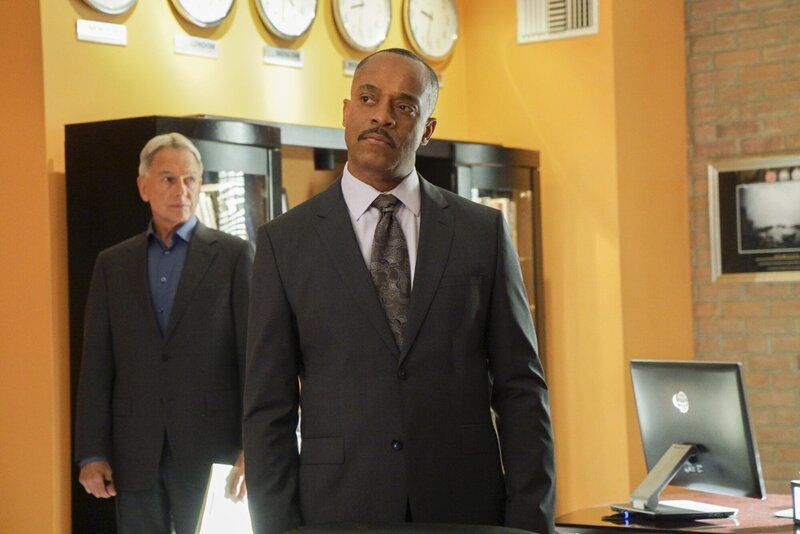 L-R: Leroy Jethro Gibbs (Mark Harmon) und Leon Vance (Rocky Carroll). – Bild: CBS Broadcasting, Inc.