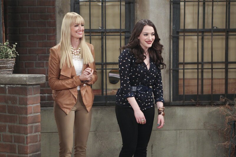 Auf der Suche nach einem neuen Heim für eine streunende Katze: Max (Kat Dennings, r.) und Caroline (Beth Behrs, l.) … – Bild: Warner Brothers