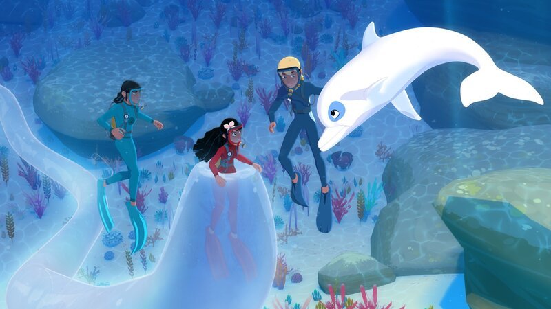 Timeti (M.) ist unter Wasser in einem seltsamen, durchscheinenden Schlauch eingeschlossen. Auru (l.), Yann (2.v.r.) und Zoom (r.) sind ratlos, wie sie Timeti dort wieder herausholen sollen. – Bild: KiKA