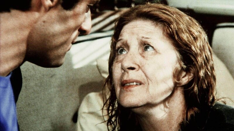 Verzweifelt wendet sich die ehemalige Filmschauspielerin Helen Howell (Edith Fellows), die von einem Gangster-Syndikat verfolgt wird, an Nick Ryder (Joe Penny) – Bild: (c) RTL Crime