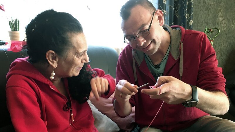 Heidemarie und Dirk beim gemeinsamen Häkeln – Bild: RTL II