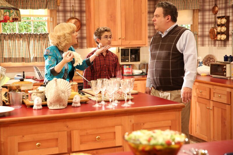 „Die Goldbergs“, „Und anschließend Thanksgiving.“ Thanksgiving steht vor der Tür. Beverly überredet Murray, seinen Vater zum Familienessen einzuladen. Der ist von dem Vorschlag nicht sehr begeistert, schließlich ist das Verhältnis der beiden nicht das Beste. Inzwischen wetteifern Barry und Erica darum, wer die ehrenvolle Aufgabe des Thanksgiving Toasts übernehmen darf. Im Bild (v.li.): Wendi McLendon-Covey (Beverly Goldberg), George Segal (Pops), Jeff Garlin (Murray Goldberg). – Bild: Sony Pictures Television Inc.