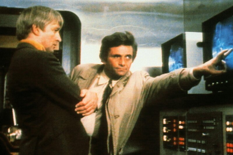 Inspektor Columbo (Peter Falk, re.) führt Harold van Wyck (Oskar Werner) in seinem Kontrollraum noch einmal den Mord vor. – Bild: RTL Crime