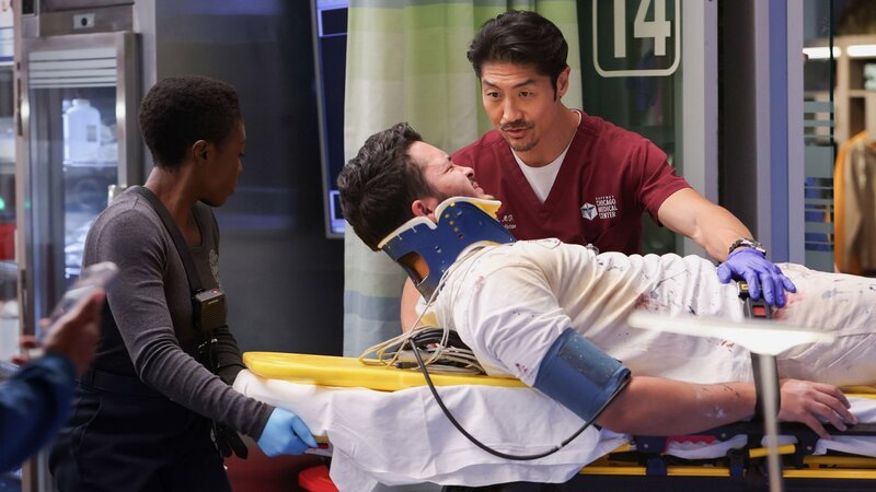 Chicago Med Staffel 8 Folge 4 Ein Schwerverletzter wird eingeliefert: Brian Tee als Dr. Ethan Choi (r.)  Copyright: SRF/​NBC Universal – Bild:  SRF/​NBC Universal