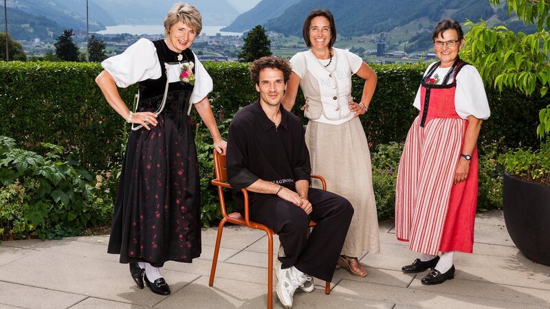 v.li.: Marlies Bärtschi, Chefkoch Dominik Hartmann, Regula Schmid und Vreni Chervez – Bild: SRF/​Sava Hlavacek