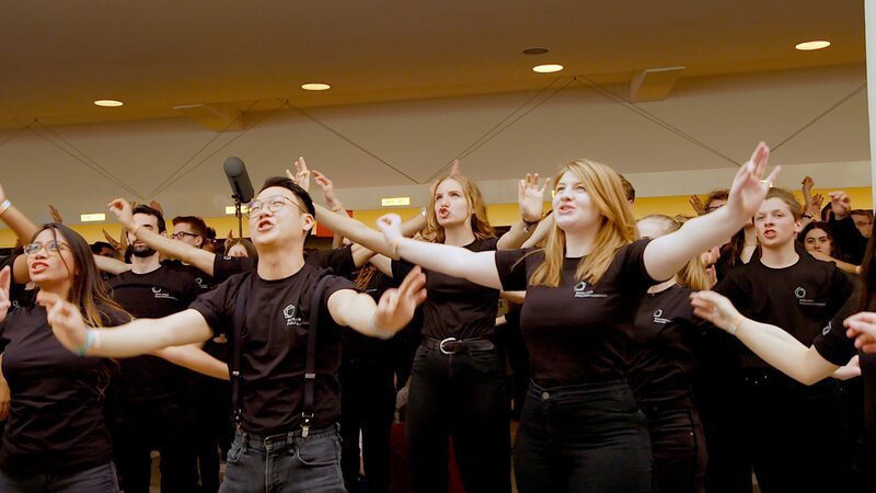 Sternstunde Musik The Joy of Singing Die Chorprobe: Wie aus sing-begeisterten Menschen Chöre von mitressender musikalischer Intensität entstehen. – Bild: SRF/​Neue Visionen Filmverleih