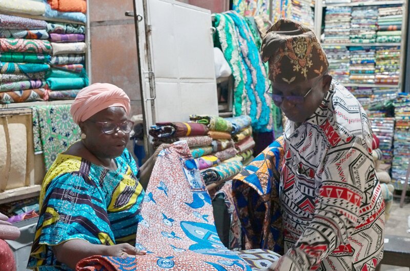 Im regen Treiben des Dantopka-Markts im beninischen Cotonou liegt eine Halle, in der außergewöhnliche Textilien angeboten werden. – Bild: Tournez S’il Vous Plaît