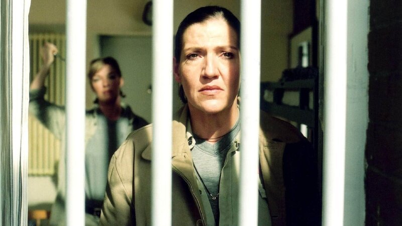 Walter (Katy Karrenbauer, vorne) trauert um ihren toten Bruder. Sie ahnt nicht, dass nur wenige Schritte von ihr entfernt Ines (Freya Trampert) wiederrum Walter nach dem Leben trachtet … – Bild: MG RTL D /​ Richard Hübner