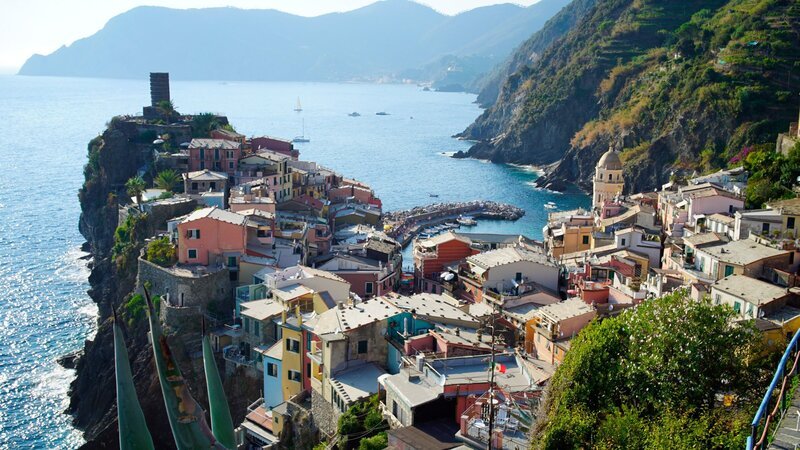 Traumhafte Buchten und malerische Städte – Ligurien ist einer der spektakulärsten Küstenabschnitte Italiens. – Bild: ZDF und SWR/​Krischan Dietmaier/​Bildfest