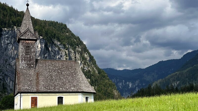 In der kleinen Ortschaft Gößl beginnt der Fußweg zum Toplitzsee. – Bild: ZDF und SWR/​Gunnar Mergner/​Bilderfest GmbH
