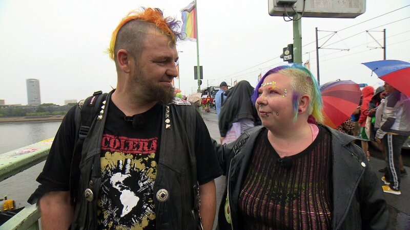 Die Punks Lausi (re.) und Paddy aus Bremerhaven sind zum Christopher Street Day nach Köln gereist. Dort wollen sie ihr Glück versuchen und auf einem der begehrten Paradewagen mitfahren. Ob ihr Plan aufgeht? – Bild: RTLZWEI