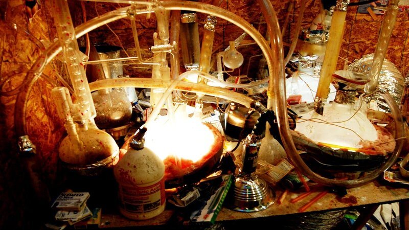 Ein Methamphetamin-Heimlabor. Die Zutaten findet man in jeder Apotheke und jedem Baumarkt. Methamphetamin wird gespritzt, geraucht und geschnupft. Es macht stärker süchtig als Kokain oder Alkohol und ist auch als Crank, Crystal, Glass oder Ice bekannt. – Bild: AP Archive