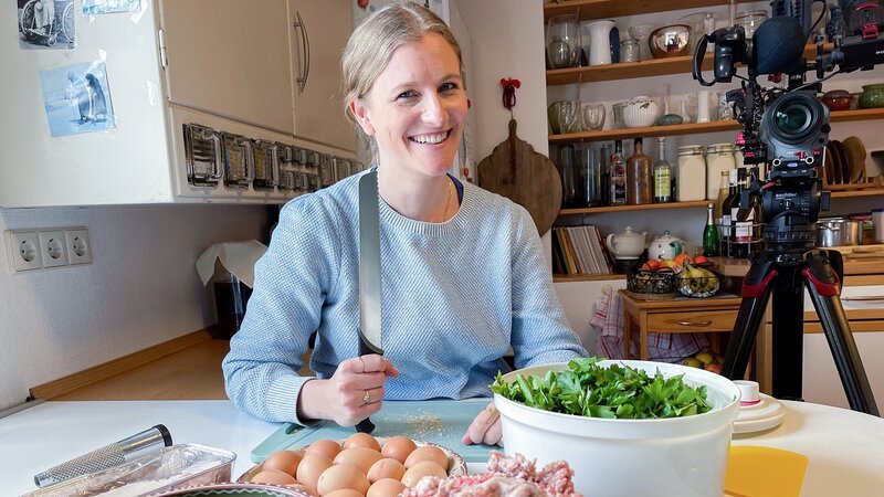 Wie Götter speisen Christentum Catharina Kleber macht Maultaschen. – Bild: SRF/​Autentic