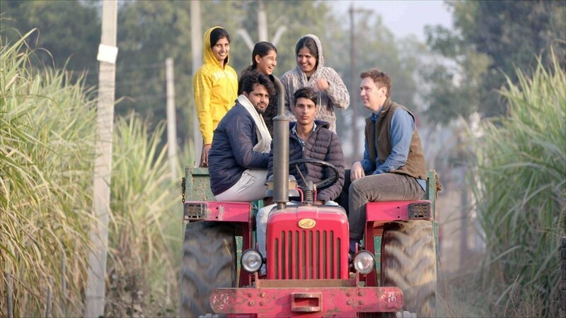 Indien: Patrick A. Hafner (re.) trifft Bauer Anmol Bhati (links vorne): drei seiner fünf Schwestern müssen noch verheiratet werden. – Bild: ORF