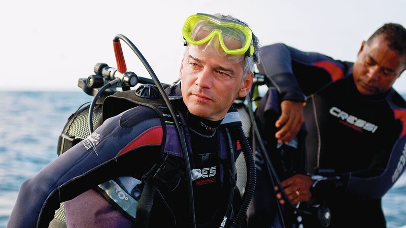 Moderator Roland Luder vor dem Tauchgang. – Bild: 3sat