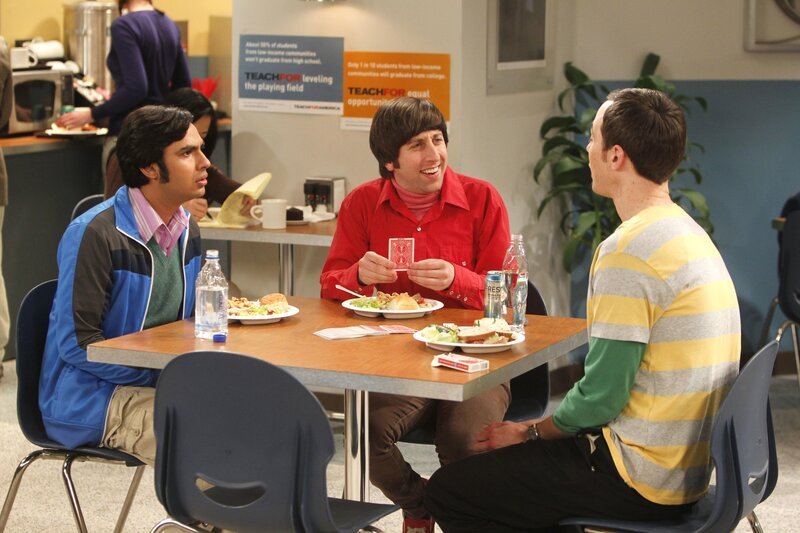 Mit einem Kartentrick treibt Howard (Simon Helberg, M.) seine Freunde Raj (Kunal Nayyar, l.) und Sheldon (Jim Parsons, r.) fast in den Wahnsinn … – Bild: Warner Bros. Television