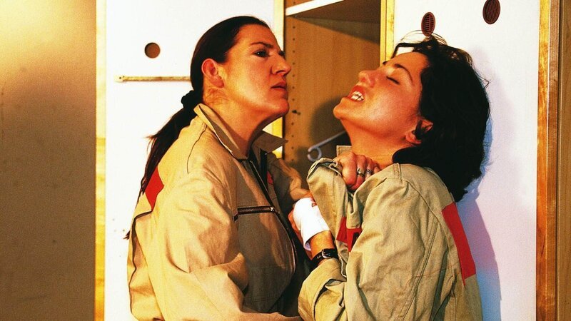 Walter (Katy Karrenbauer, li.) hat ihr Feuerzeug unter Ayses (Lale Karci) Matratze gefunden und schlägt sie nieder – die Täterin scheint überführt … – Bild: RTL