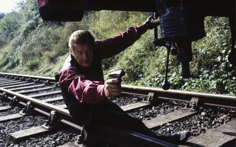 Bond (Roger Moore) auf der Suche nach dem nuklearen Sprengsatz. – Bild: RTL Nederland