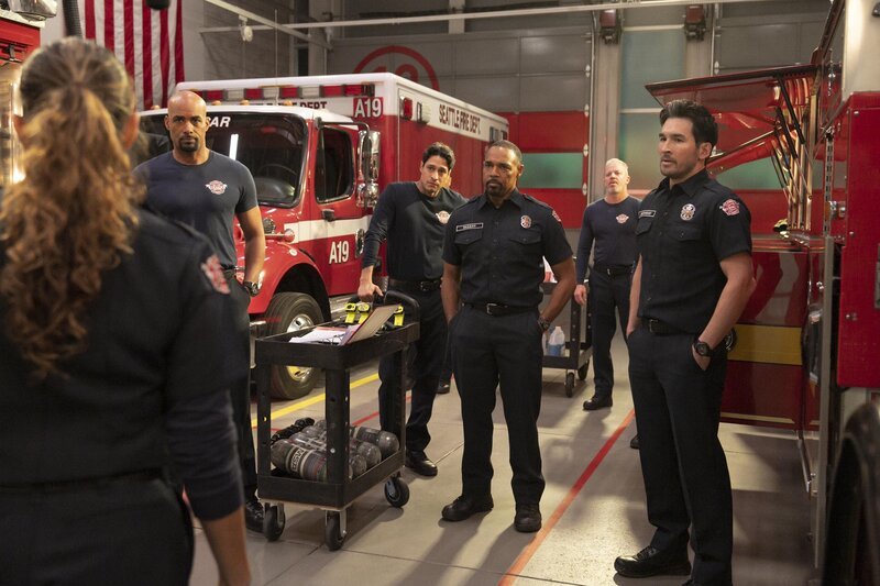 (v.l.n.r.) Robert Sullivan (Boris Kodjoe); Theo Ruiz (Carlos Miranda); Ben Warren (Jason George); Travis Montgomery (Jay Hayden) – Bild: 2024 Disney. All rights reserved. /​ James Clark Lizenzbild frei