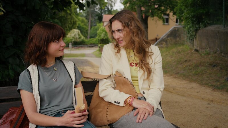 Maja Albers (Carlotta Truman, l.); Pia Kunze (Emmy Pilawa, r.) – Bild: Joyn