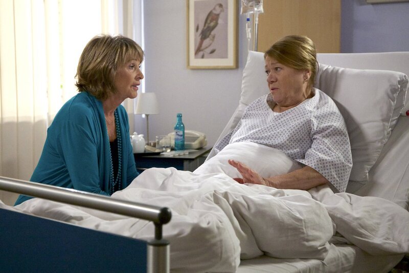 Eigentlich sind Regina Ströwe (Veronika Nowag-Jones, rechts) und Barbara Grigoleit (Uta Schorn) gerade dabei, ein Haus für den gemeinsamen Lebensabend zu kaufen. Nun liegt Regina mit einer Entzündung der Bauchspeicheldrüse in der Klinik. Doch das hält Regina nicht von der Einhaltung der wichtigen Termine ab. Sie organisiert vom Krankenbett alles Nötige, bis Barbara dem Einhalt gebietet und Prioritäten setzt: Nun geht es erst einmal darum, dass Regina schnell wieder auf die Beine kommt. – Bild: MDR/​MDR/​Saxonia/​Wernicke