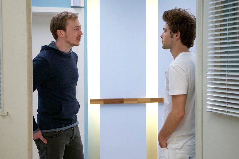 Nachdem Hauke Voss (Tino Mewes, links) die Hilfe von Kris Haas (Jascha Rust) abgelehnt hat, kommt er nun doch darauf zurück. Hauke will Melissa überraschen. – Bild: MDR/​Saxonia/​Wernicke