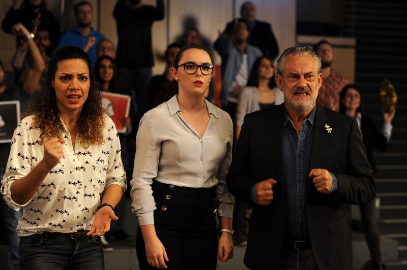 Fiebern mit bei Einsteins Schach-Boxkampf: Kirsten (Haley Louise Jones, l.), Sabine (Jennifer Poppek, M.) und Tremmel (Rolf Kanies, r.). – Bild: SAT.1/​ Bernd Spauke