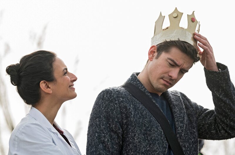 . Ben Ahlbeck (Philipp Danne, r.) möchte seiner Tochter Raya einen Gefallen tun, doch sein männlicher Stolz stellt sich in den Weg. Da muss Leyla (Sanam Afrashteh, l.) ordentlich Motivationsarbeit leisten. – Bild: ARD/​Jens Ulrich Koch /​ ARD-Programmdirektion