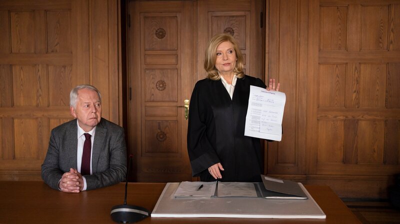 Isa von Brede präsentiert dem Gericht in letzter Minute eine Patientenverfügung. Kann Sie so einen Freispruch für ihren Mandanten Dr. Wilhelmy erwirken? – Bild: ARD/​Georges Pauly