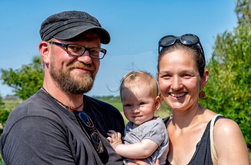 Mit der Geburt ihrer Tochter Fenja 2017 waren Nele und Holger zu Dritt auf Hallig Süderoog. Nachbarn gibt es hier nicht. Aber viele Schafe, Hühner und Enten. Wenn Nele und Holger ihren täglichen Aufgaben des Küsten- und Naturschutzes nachgingen, war Fenja immer in ihrer Nähe und wurde von beiden Eltern umsorgt. 2019 kam Tochter Ilvy dazu, seitdem wohnen auf Hallig Süderoog zwei Halligkinder, das hat es seit Jahrzehnten nicht mehr gegeben. – Bild: NDR