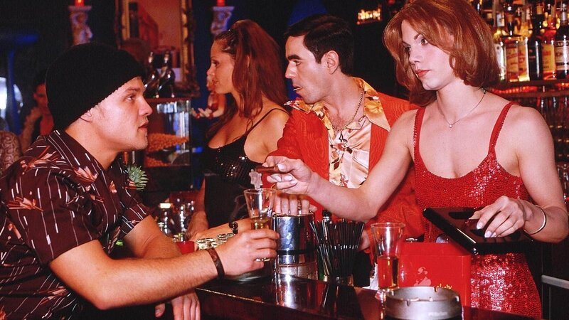 Arne (Matthias Koeberlin, li.) findet die angebliche Mutter des Findelkindes im Rotlichtmilieu – eine Bardame namens Belinda (Marek Harloff, re.). – Bild: Foto: RTL /​ Wolfgang Meier