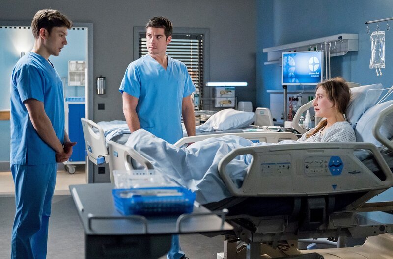 Florian Osterwald (Lion Wasczyk, l.) und Dr. en Ahlbeck (Philipp Danne, 2.v.l.) haben schlechte Nachrichten für Tilly Lehmann (Junoh Zobel, r.), die schon so lange auf ihre OP gewartet hat. – Bild: ARD/​Jens Ulrich Koch