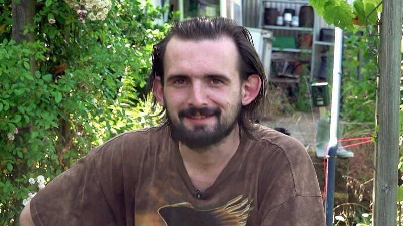 Jerrick hat das Gärtnern für sich entdeckt – Bild: RTLZWEI