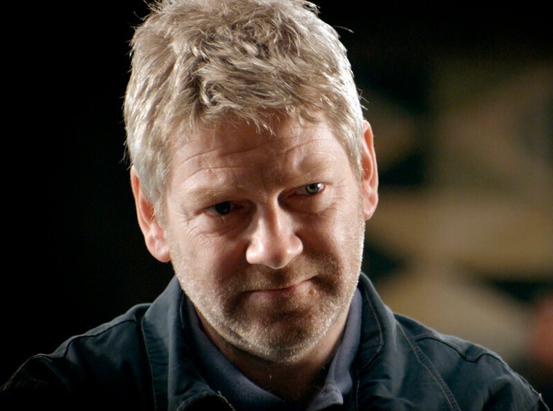 Wallander (Kenneth Branagh) steht vor einem Rätsel. – Bild: „ARD Degeto/​Yellow Bird“ (S2)
