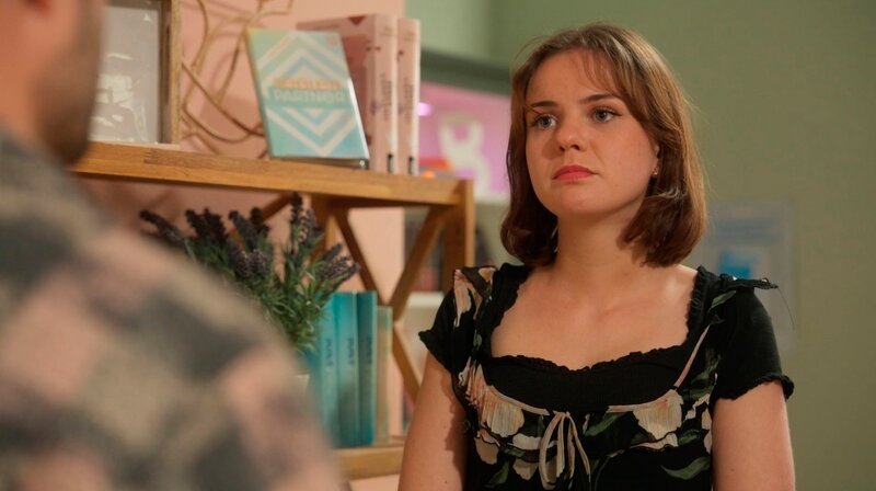 Jess (Juana Nagel) Hoffnung auf ein Happy End mit Daniel (Daniel Fritz) zerplatzt … – Bild: NDR