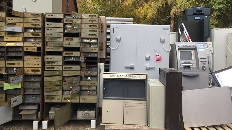 Tresore und Geldautomaten stehen im Lager von Wilfried Butzki. – Bild: NDR/​video:arthouse/​Nora Stoewer /​ NDR Presse und Information