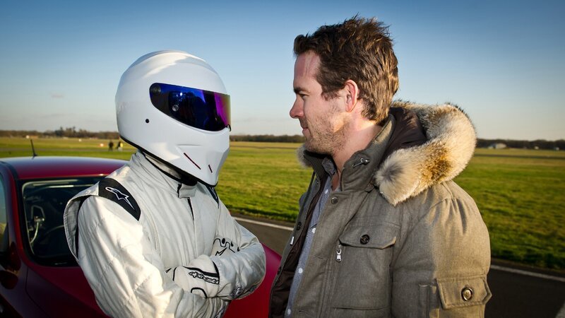 Hollywood-Star Ryan Reynolds (r.), heutiger Protagonist in „Das preiswerte Auto“, mit „The Stig“. – Bild: RTL NITRO /​ BBC Worldwide
